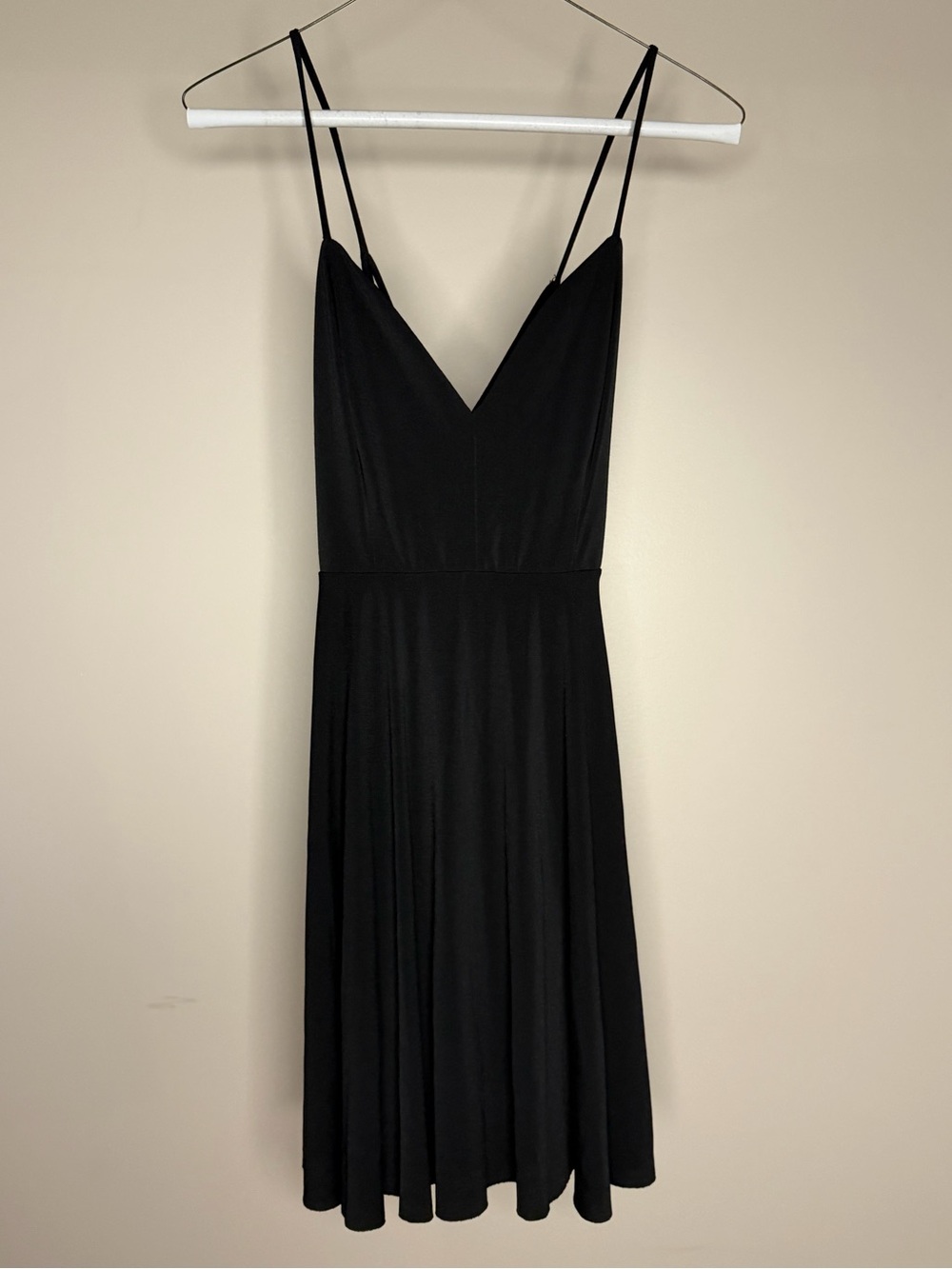 Elegant Black Midi Slip Dress with V-Neck and Spaghetti Straps
